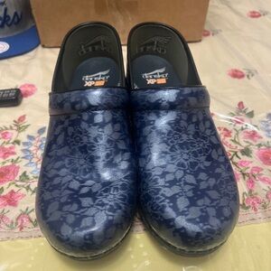Brand new Dansko XP 2.0 Blue Floral Leather Design Womens Sz 42, 11.5-12 US